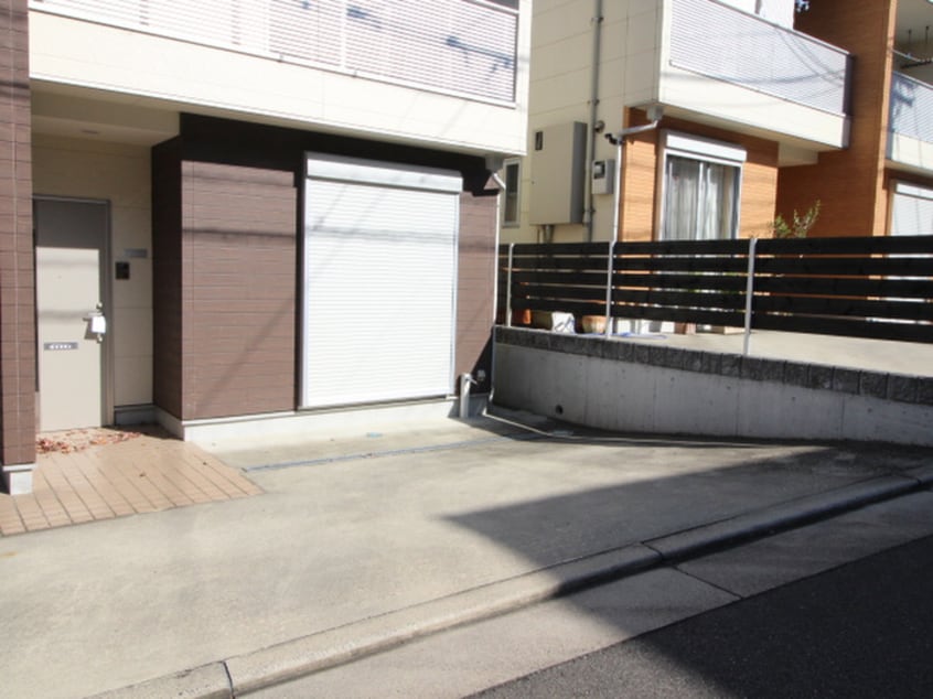 駐車場 カレ・ブラン花住坂２