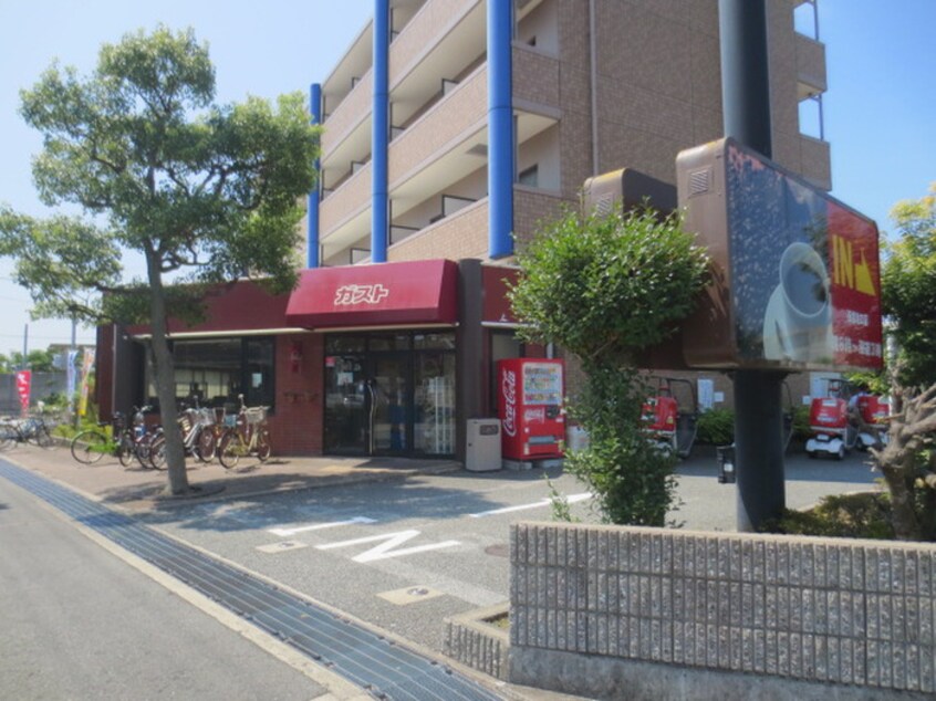 ガスト(その他飲食（ファミレスなど）)まで180m 東町マンション