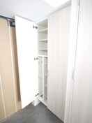 靴箱 ｺﾝﾌｫﾘｱ･ﾘｳﾞ新大阪ＷＥＳＴ