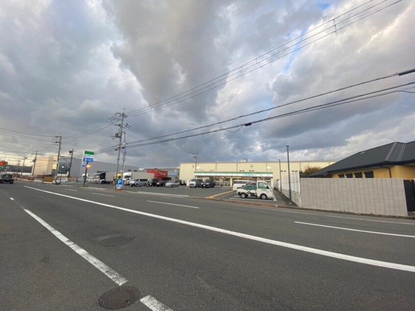 ファミリーマート(コンビニ)まで950m ＪＩＮ/輝　Ａ棟