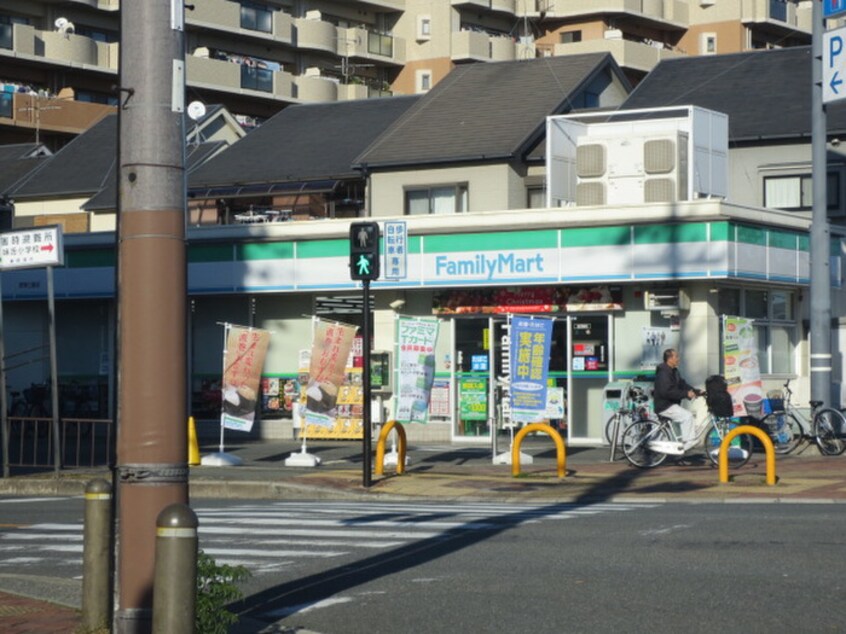 ファミリーマート摂津三島店(コンビニ)まで321m 第２竹本マンション