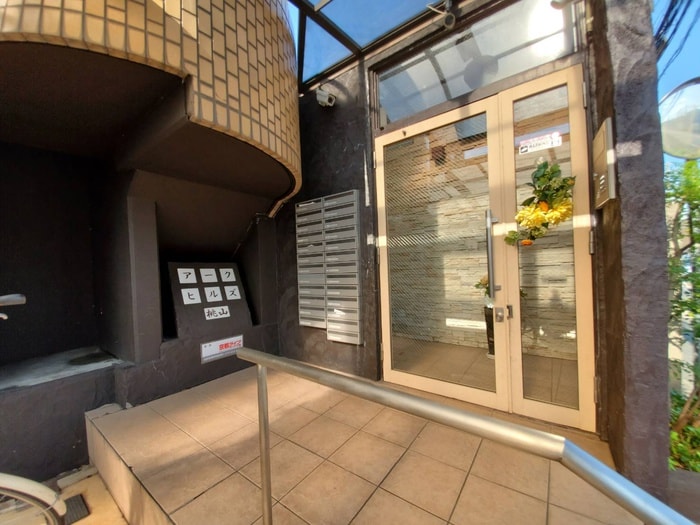 エントランス部分 ア－クヒルズ桃山