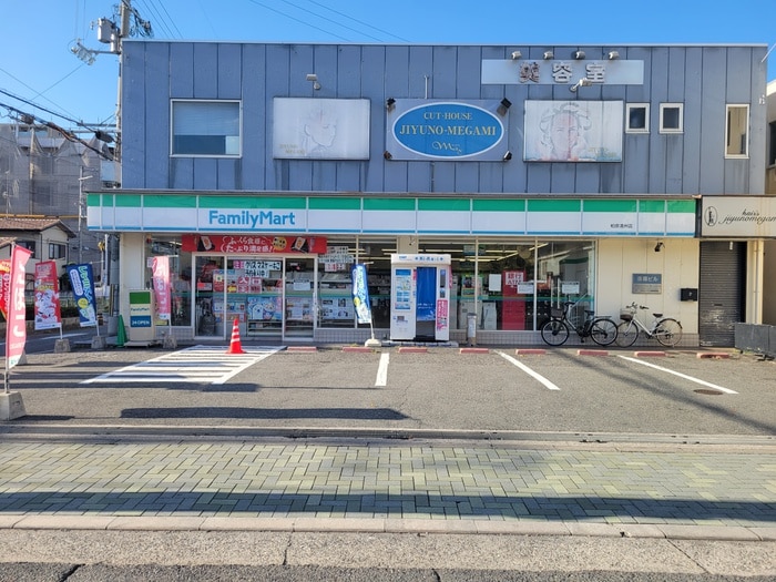 ファミリーマート(コンビニ)まで88m ローレルスクエア柏原（５０５）