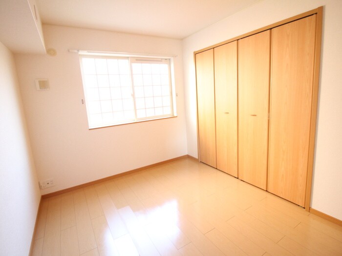 居室 エレガンテ・フィオ－レ