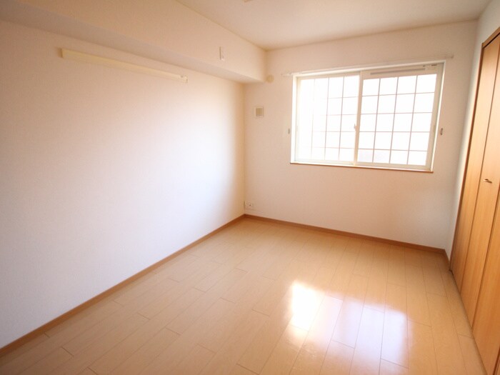 居室 エレガンテ・フィオ－レ