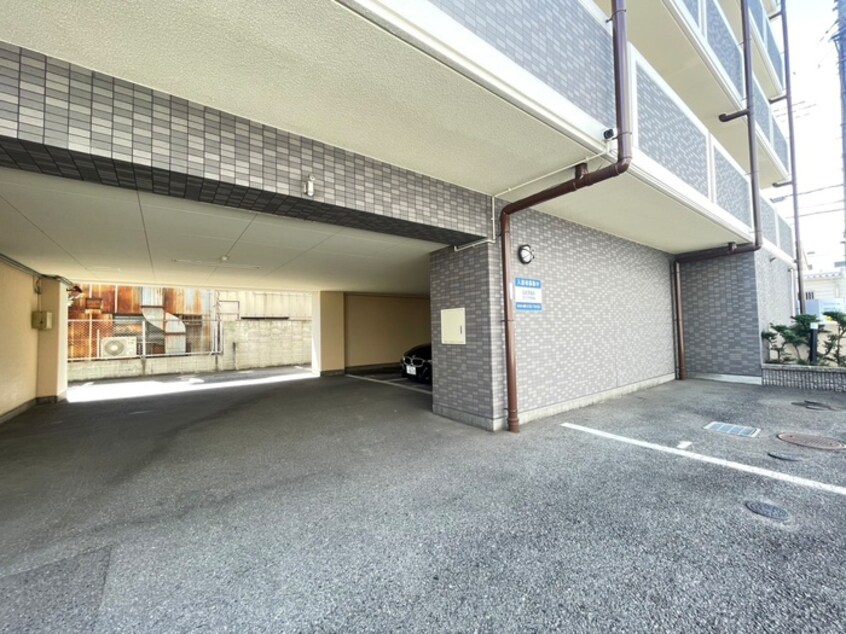 駐車場 イスタナ・フセ