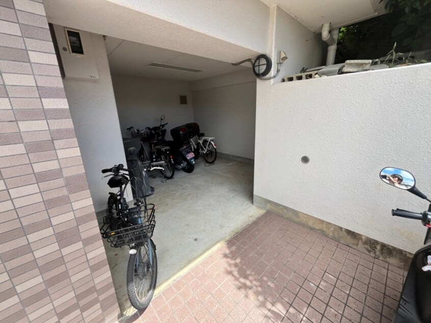 駐輪場 ト－シンコ－ポ川西