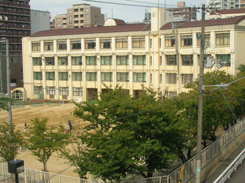 大阪市立中央小学校(小学校)まで204m ベルベ・ムラカミ