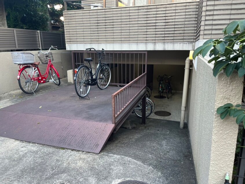 駐輪場 今出川アイビーハウス