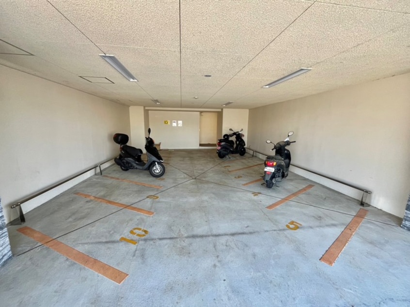 バイク置き場 ｸﾞﾗﾝﾚﾌﾞﾘ-桂川ｸﾞﾚｲｽﾚｼﾞﾃﾞﾝｽ