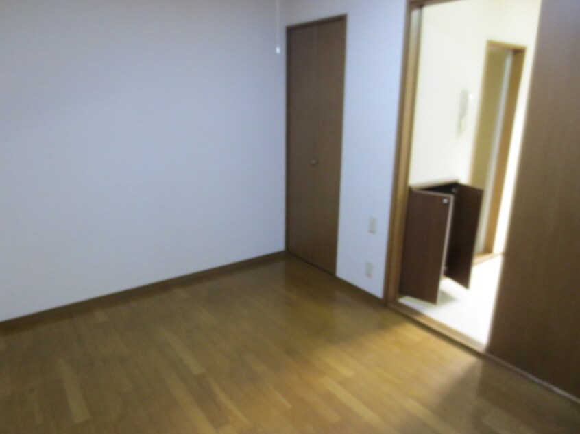 居室 岡田ハイツ