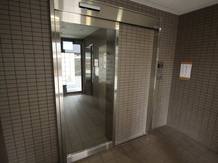 エントランス部分 ＲＯＯＭＳ　Ｏoｊｉ