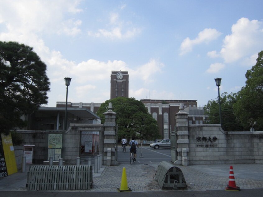 京都大学(大学/短大/専門学校)まで450m ＥＭＩＮＡＳ北白川