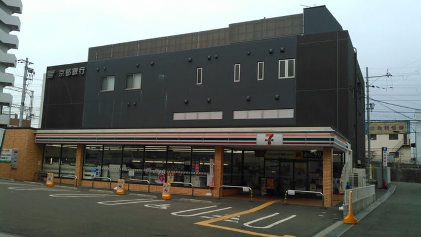 セブンイレブン枚方牧野阪二丁目店(コンビニ)まで124m ラ・フェスタ牧野