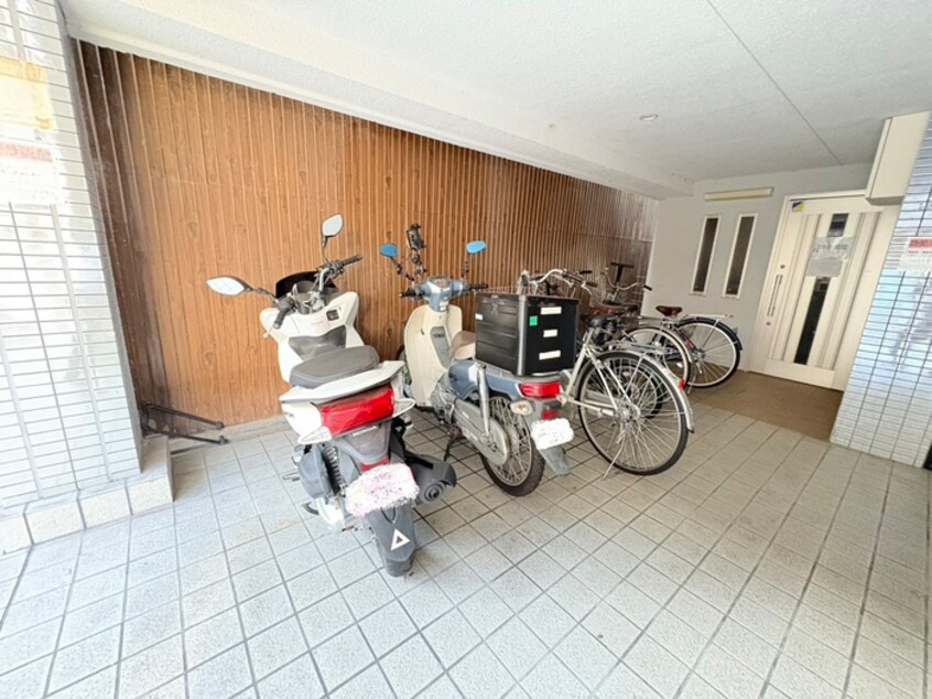 駐輪場 ベェルビュウ花園