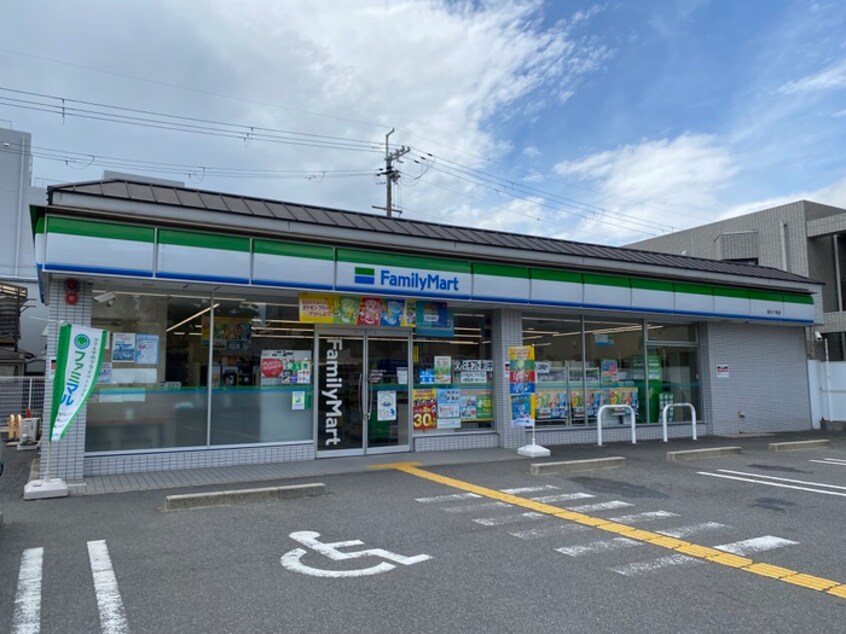 ファミリーマート 烏丸十条店(コンビニ)まで400m プレサンス十条凛華(101)
