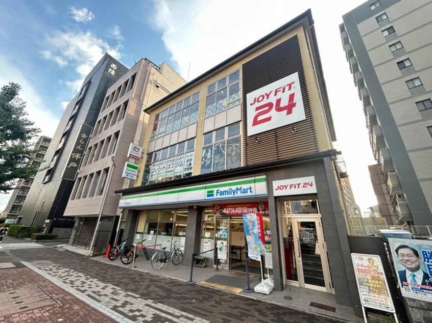 ファミリーマート堀川今出川店(コンビニ)まで98m アンバサダ