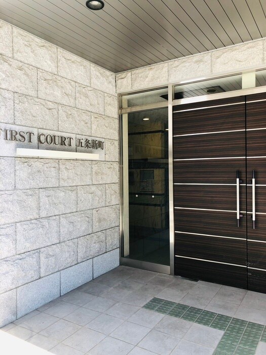 エントランス部分 ＦＩＲＳＴ　ＣＯＵＲＴ五条新町