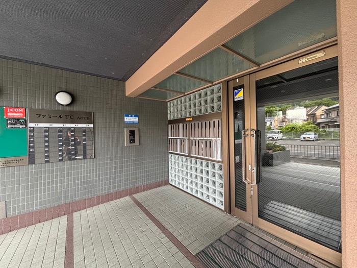 エントランス部分 ファミール Ｔ.Ｃ　ＡＣＴ２