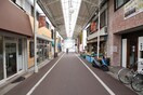 打出商店街(ショッピングセンター/アウトレットモール)まで452m 春日町テラスハウス