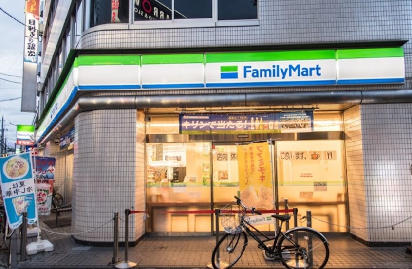 ファミリーマート八尾光南町店(コンビニ)まで600m ア－バン久保