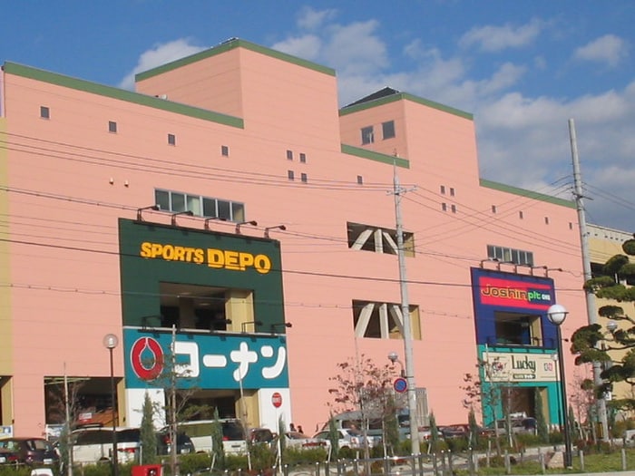 ホームセンターコーナン(電気量販店/ホームセンター)まで750m ｼｬｰﾒｿﾞﾝ宝塚中山寺ｾﾝﾄﾘﾋﾞｴ