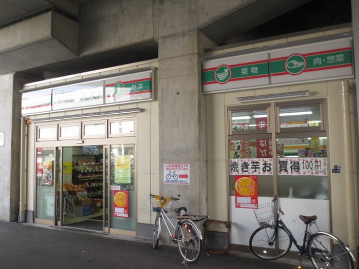 ローソンストア　河内永和駅前店(コンビニ)まで241m リベルタ布施