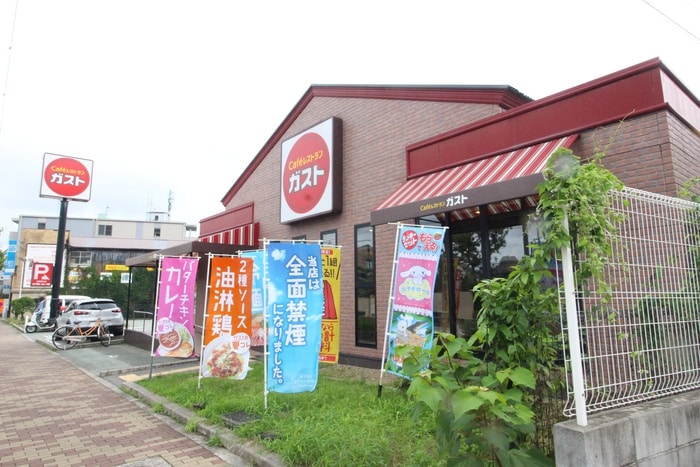 ガスト(その他飲食（ファミレスなど）)まで873m ﾛｰﾚﾙｺｰﾄ宝塚武庫川町（903）