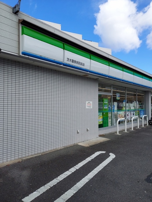 ファミリーマート 茨木警察病院前店(コンビニ)まで600m ガ－デンハイツ福井Ａ棟