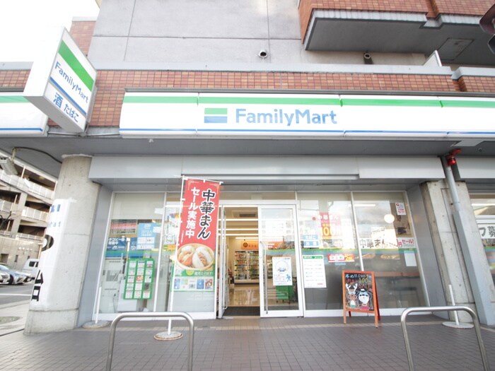 ファミリーマート 中久世一丁目店(コンビニ)まで70m ロイヤル清涼