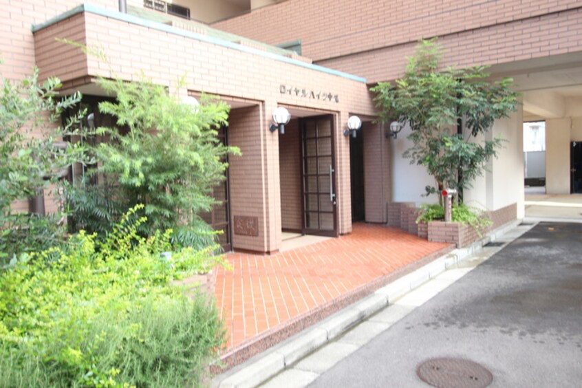 エントランス部分 ロイヤルハイツ中尾