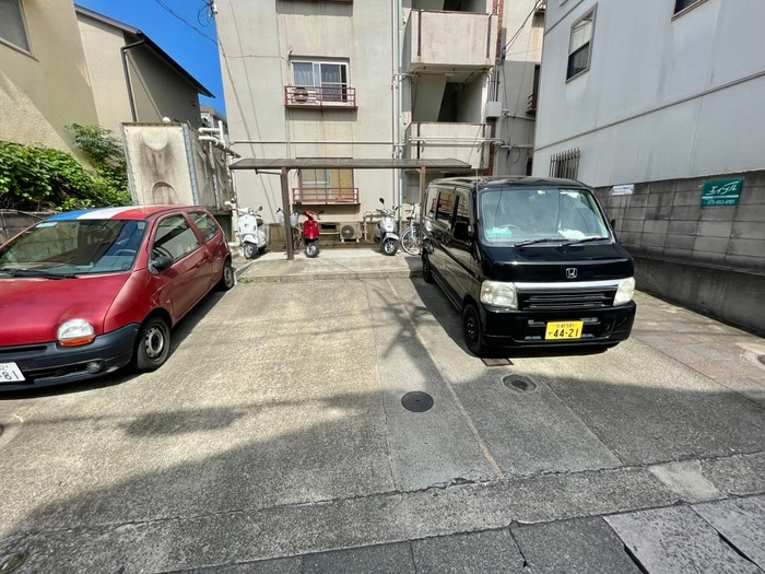 駐車場 アーネストハイツC棟