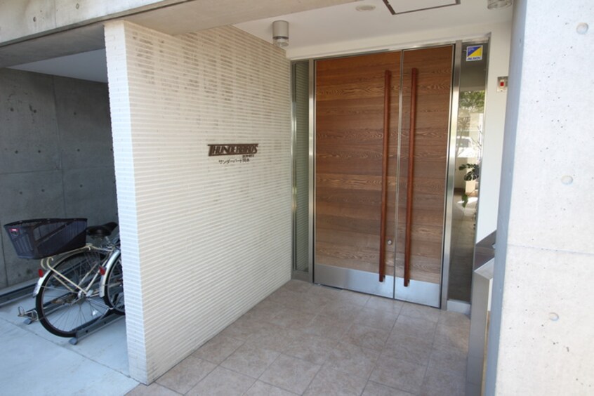 エントランス部分 サンダーバード岡本