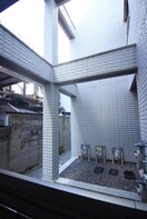 室内からの展望 ティースリーカーサモジュカ