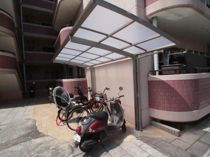 バイク置き場 シャンテ辻亀
