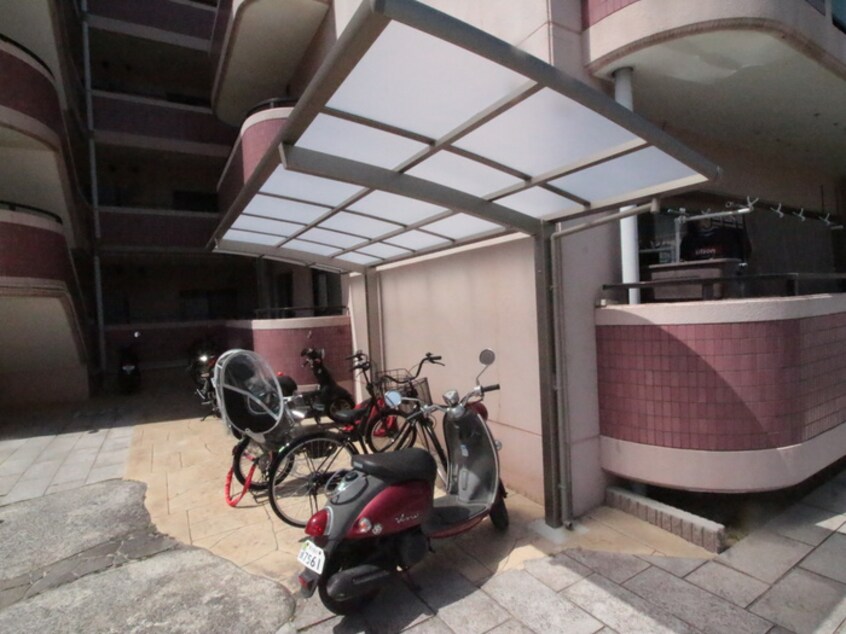 バイク置き場 シャンテ辻亀