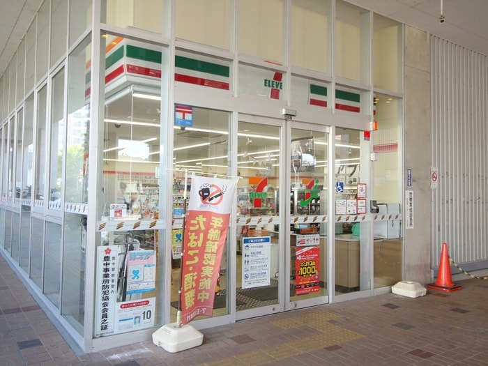 セブンイレブン豊中岡上の町２丁目店(コンビニ)まで200m 豊中グランドハイツ