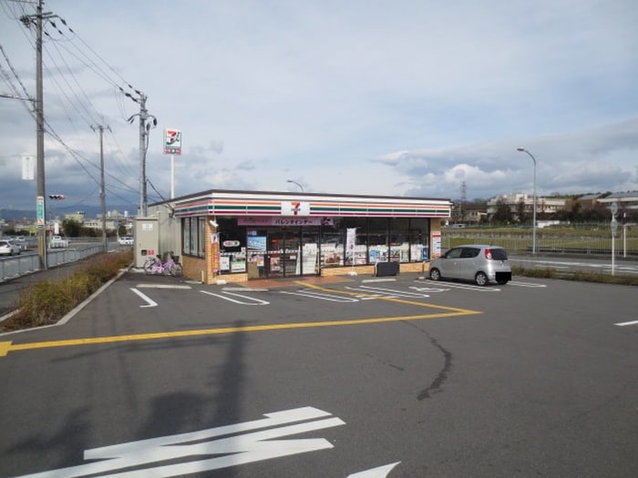 セブンイレブン枚方長尾荒阪２丁目店(コンビニ)まで282m ﾌﾗﾜｰﾀｳﾝﾊｲﾄﾞﾚｲﾝｼﾞｱ