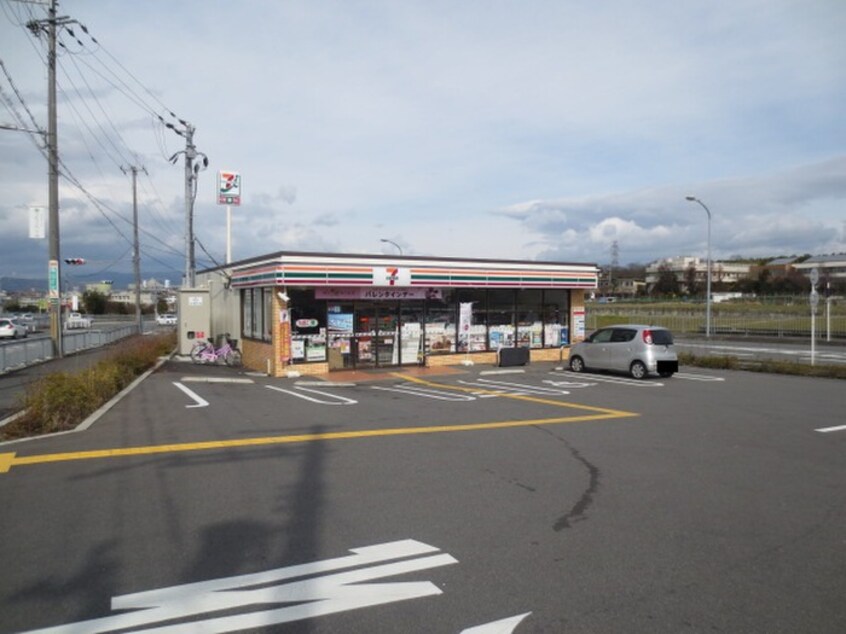 セブンイレブン枚方長尾荒阪２丁目店(コンビニ)まで282m ﾌﾗﾜｰﾀｳﾝﾊｲﾄﾞﾚｲﾝｼﾞｱ