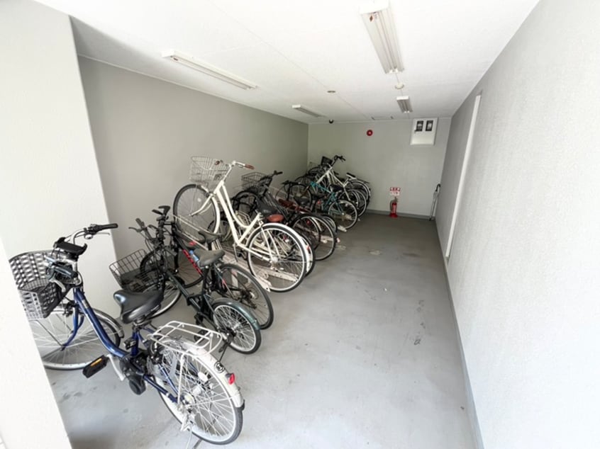 駐輪場 ラ・フィ－ネ江坂