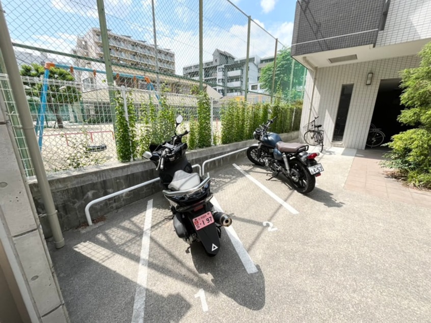 バイク置き場 ラ・フィ－ネ江坂