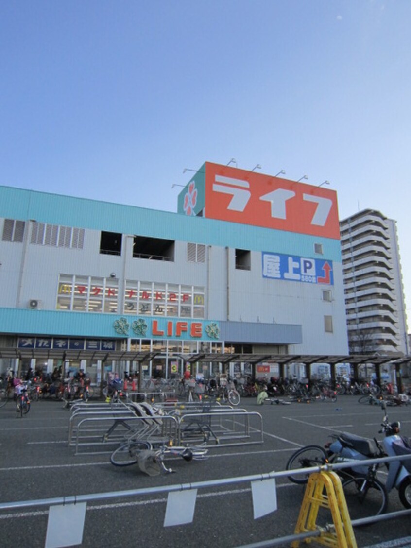 ライフ南津守店(スーパー)まで40m フレンドハイツ