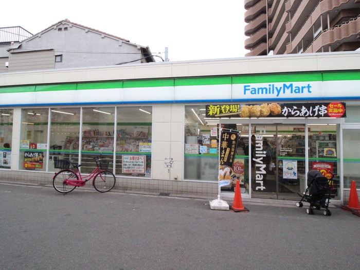 ファミリーマート(コンビニ)まで70m バウハウス