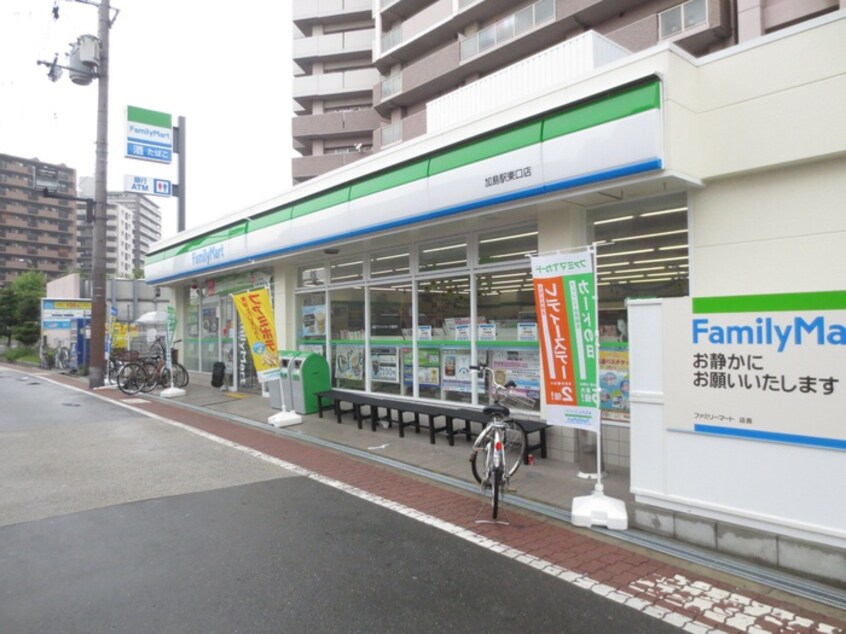 ファミリーマート加島駅前(コンビニ)まで693m セレニティ加島4丁目A棟