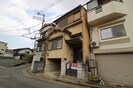 大枝中山町ガレージ付き貸家の外観