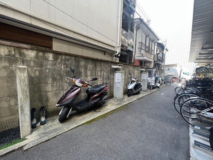 バイク置き場 アミカーレ錦