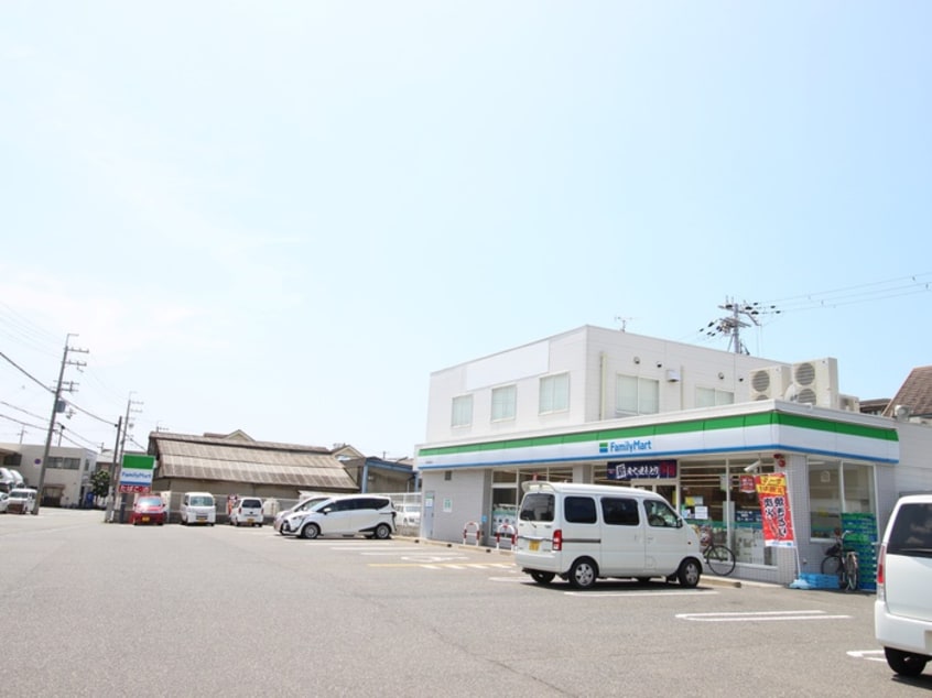 ファミリーマート(コンビニ)まで200m ホワイトハウスⅡ