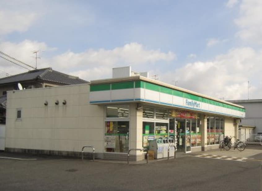 ファミリーマート(コンビニ)まで350m ハイツニシカワ