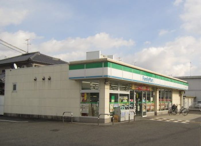 ファミリーマート(コンビニ)まで350m ハイツニシカワ