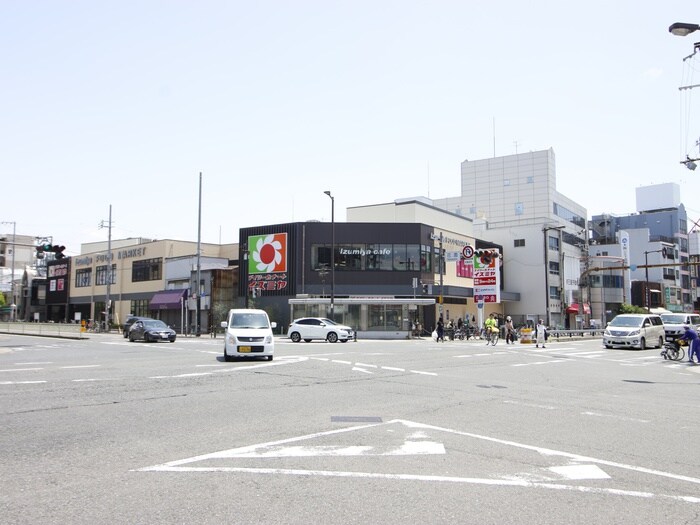 デイリーカナートイズミヤ花園店(スーパー)まで300m アミティエ旭